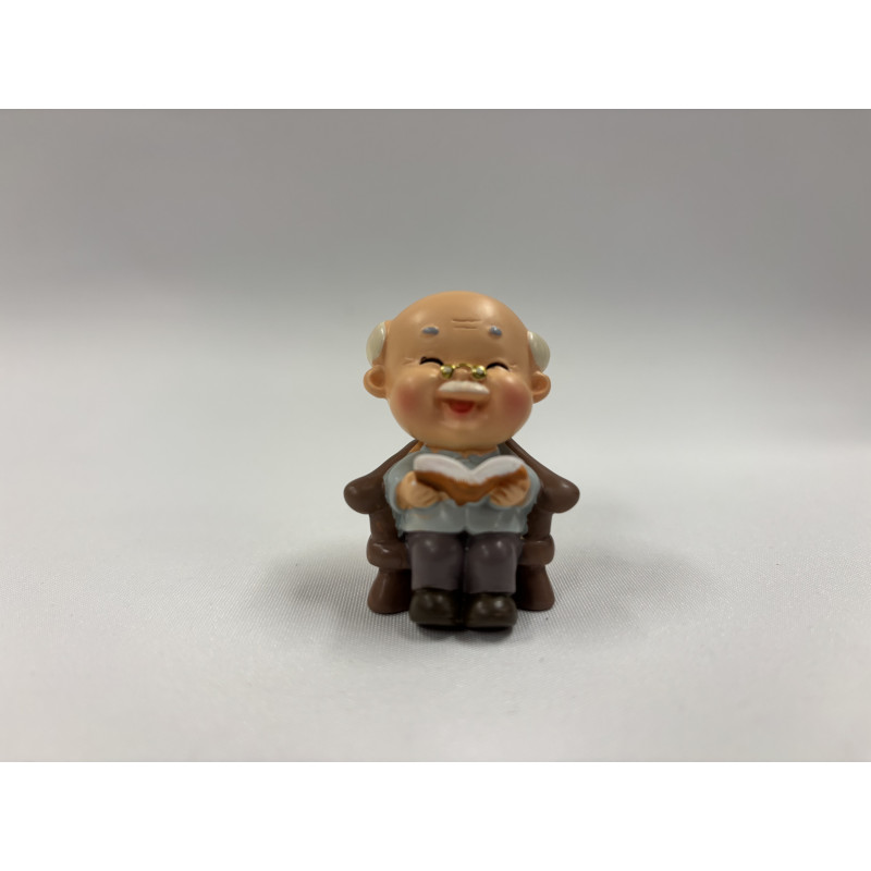 Figurka Dziadka z Książką